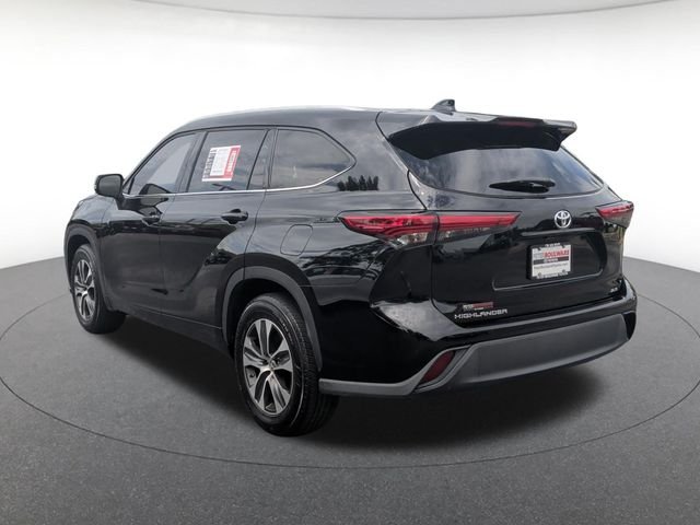 Used 2022 Black Toyota XLE image 3