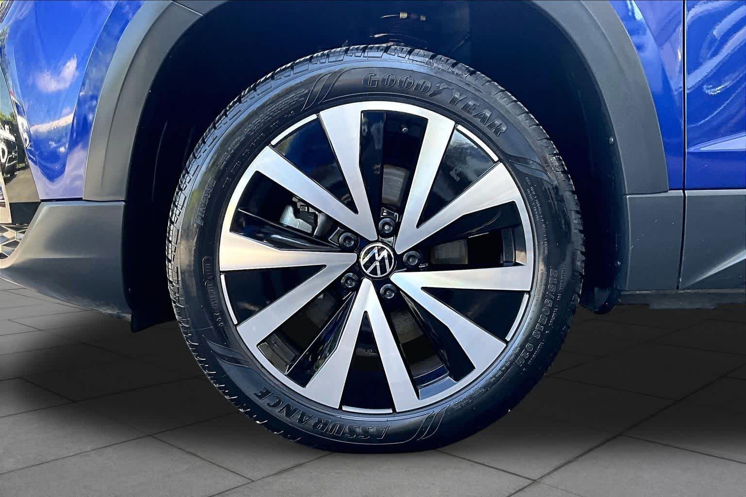Certified Used 2023 Dusk Blue Metallic Volkswagen SE image 11