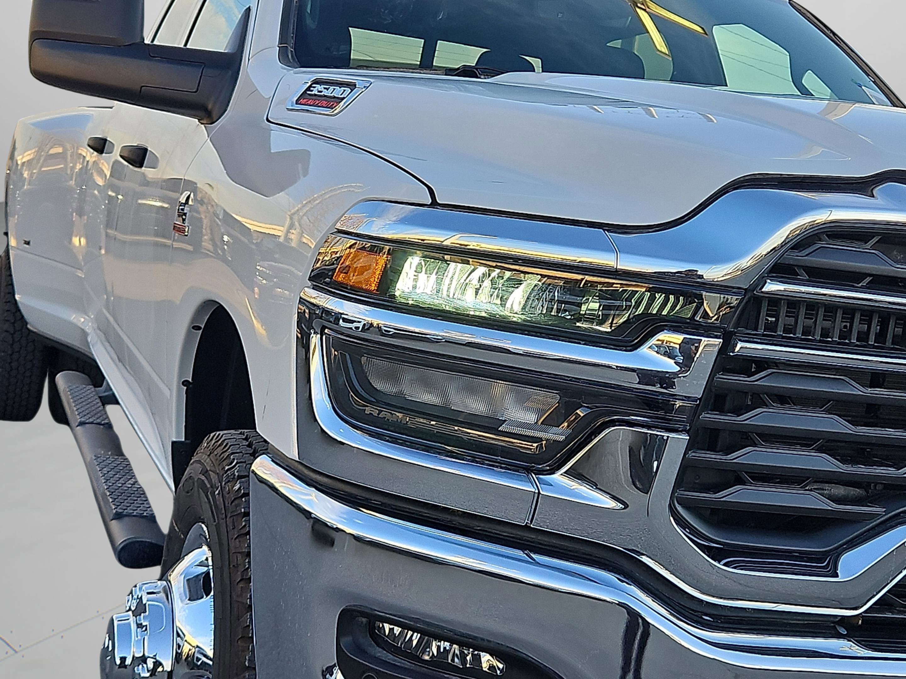 New 2026 Bright White Clear-Coat Exterior Paint RAM Tradesman image 5
