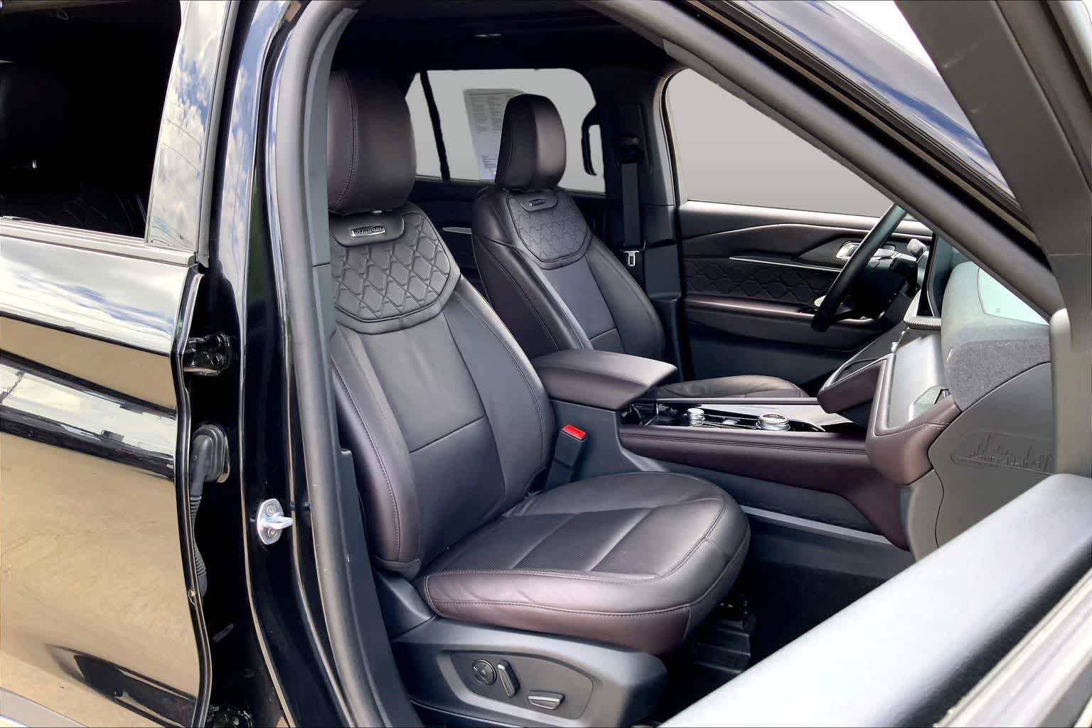 Used 2025 Agate Black Metallic Ford Platinum image 9