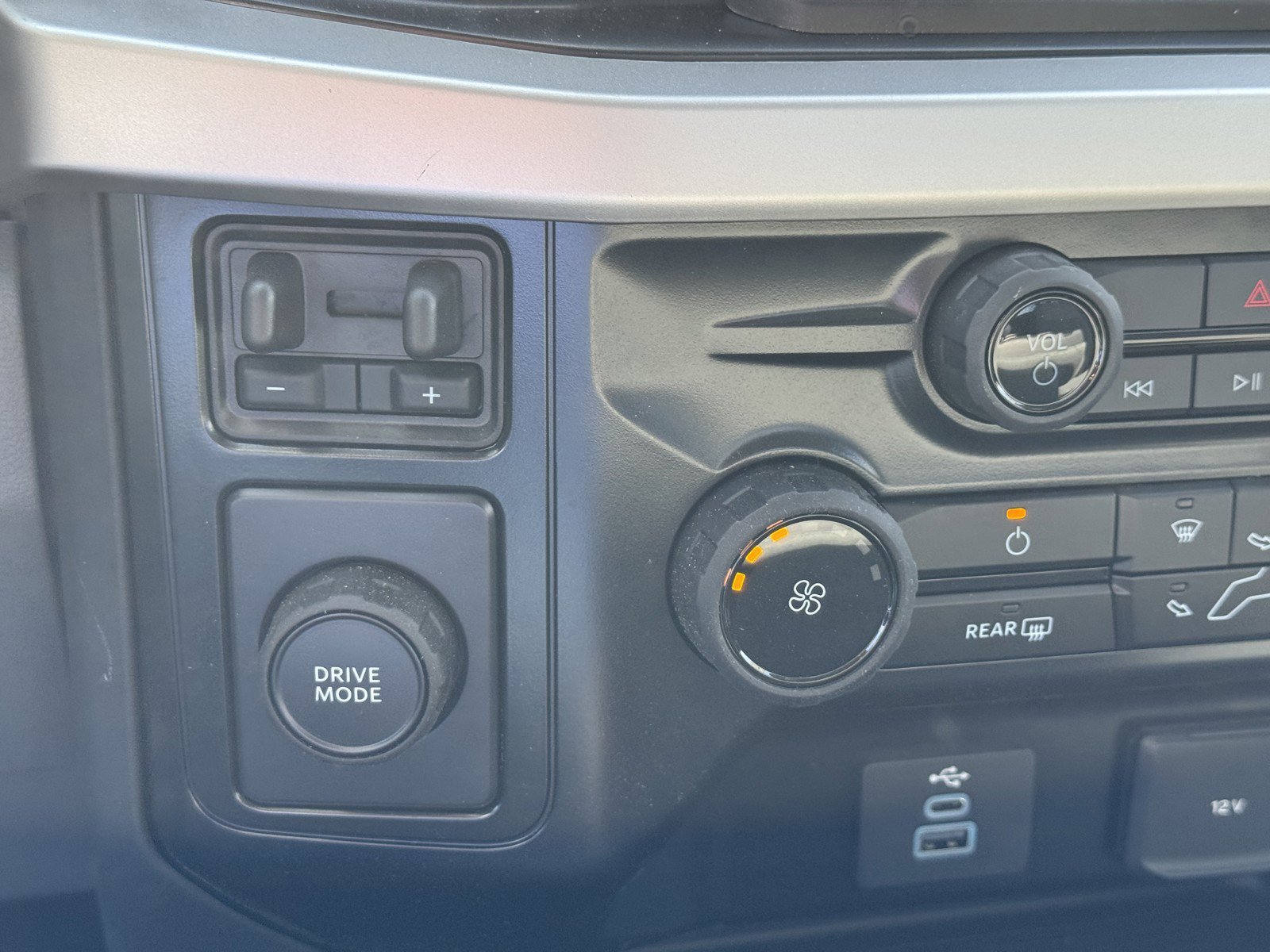 2025 Ford F-550 Super Duty Chassis Cab XLT - Photo 20