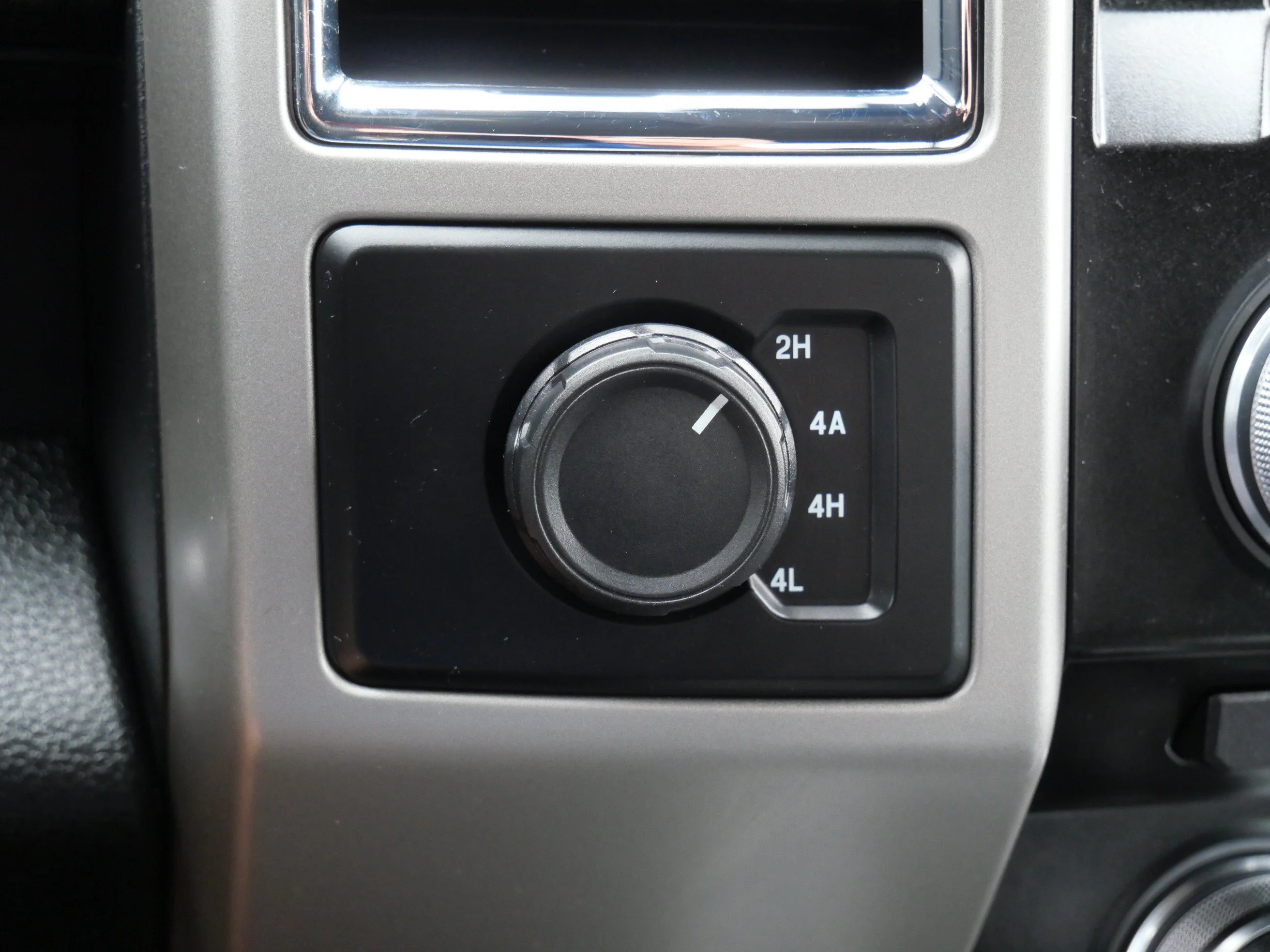 Used 2015 Magnetic Metallic Ford Lariat image 26