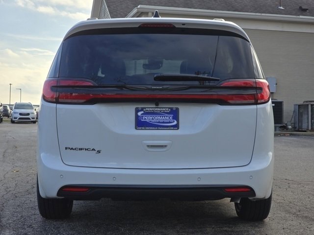 New 2026 Bright White Clear-Coat Exterior Paint Chrysler Select image 26