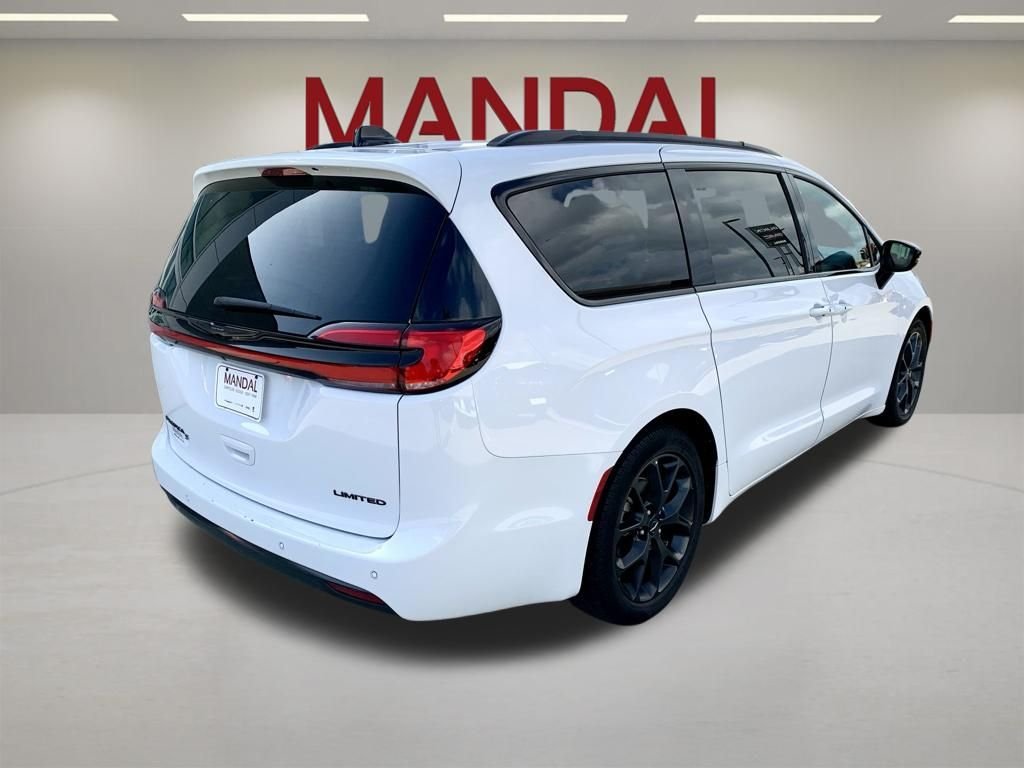 Used 2025 White Chrysler Limited image 5
