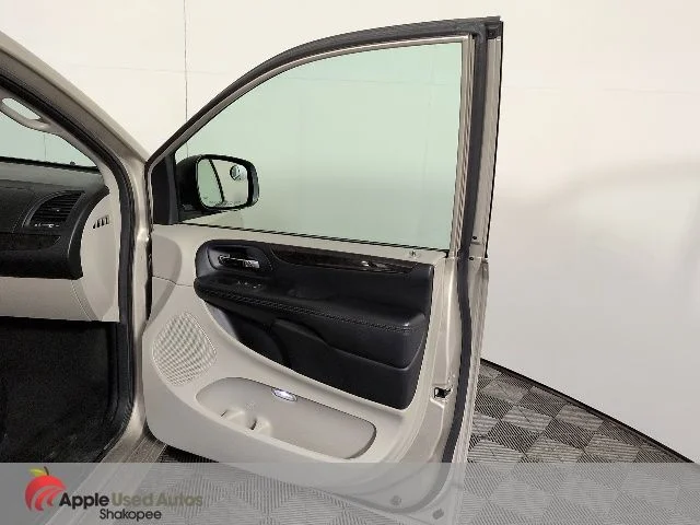 Used 2016 Beige Dodge SXT image 39