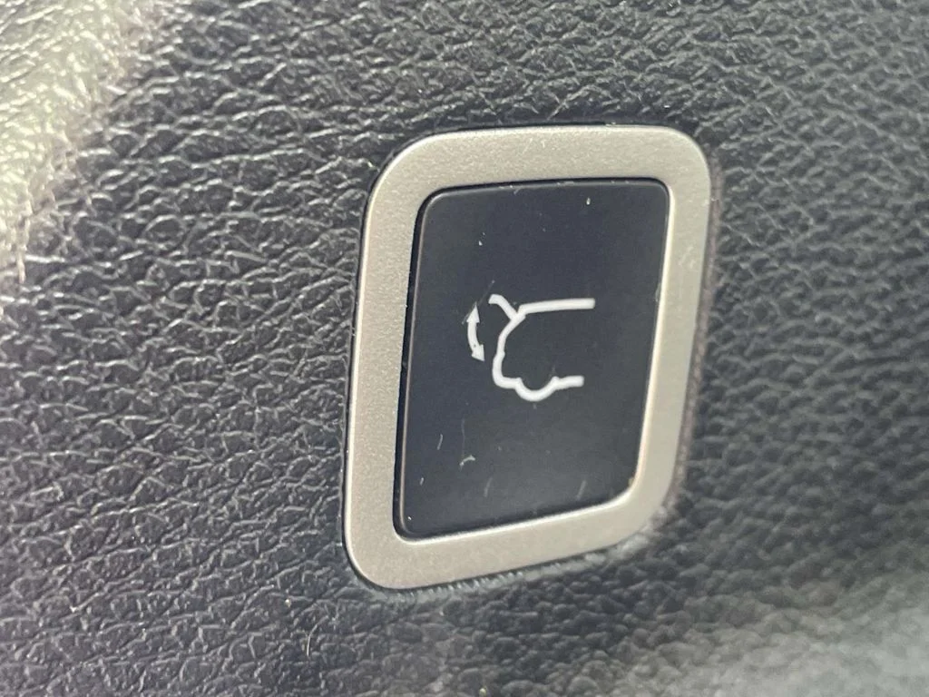 Used 2023 White Chrysler Touring S image 9