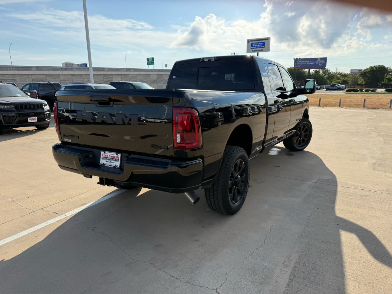 New 2027 Diamond Black Crystal Pearl-Coat Exterior Paint RAM Laramie image 6