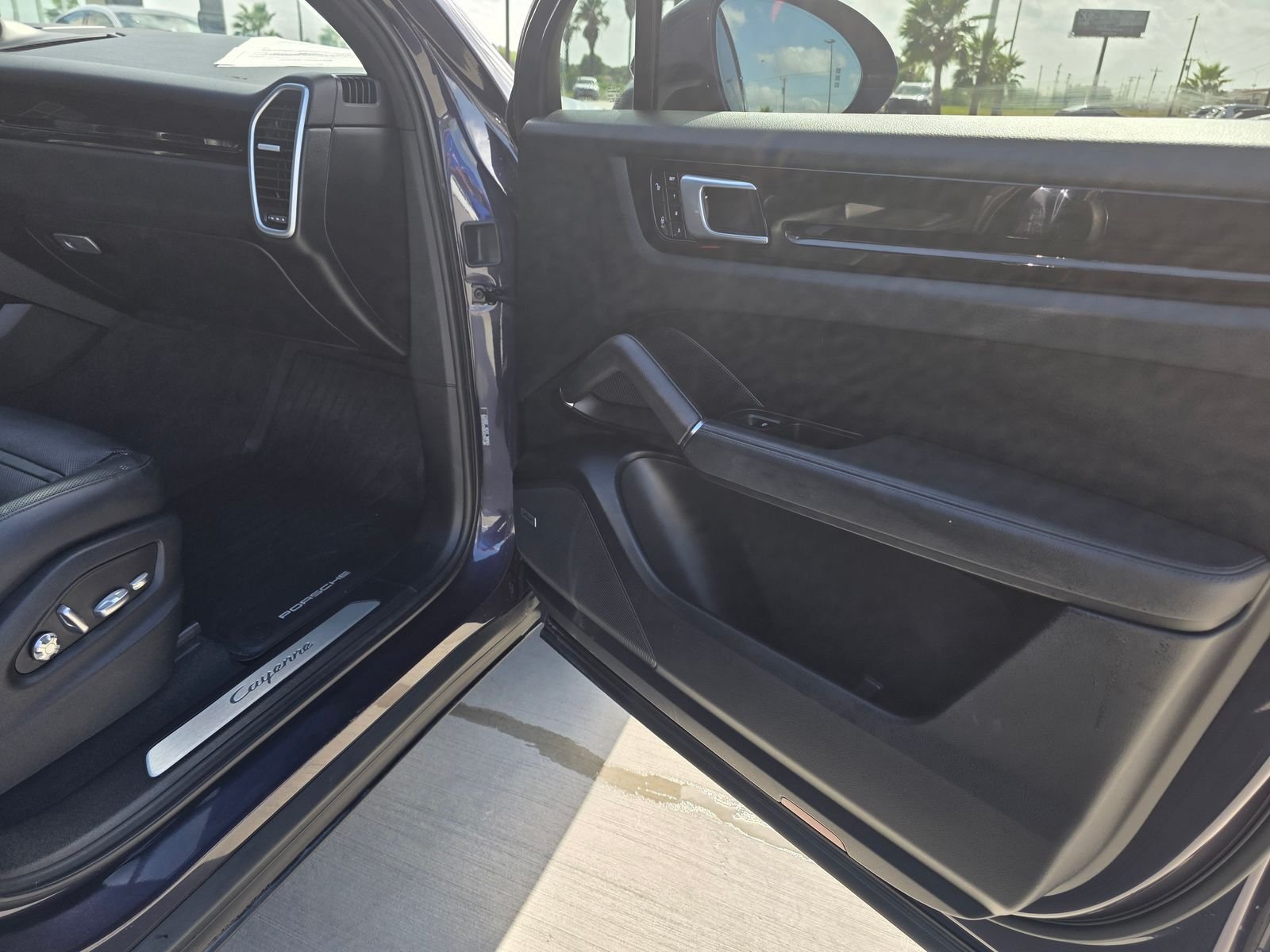 Used 2019  Porsche Base image 18