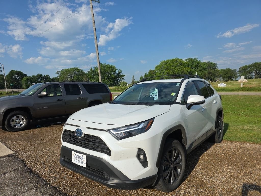 Used 2024 Beige Toyota XLE Premium image 3