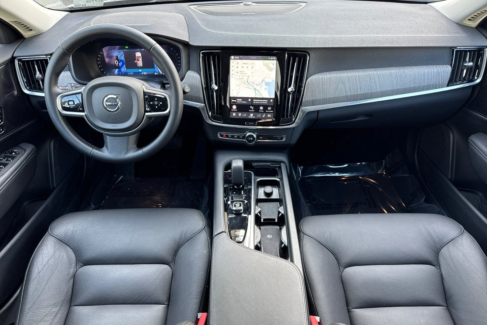 Certified Used 2024 Onyx Black Volvo B6 Plus image 3