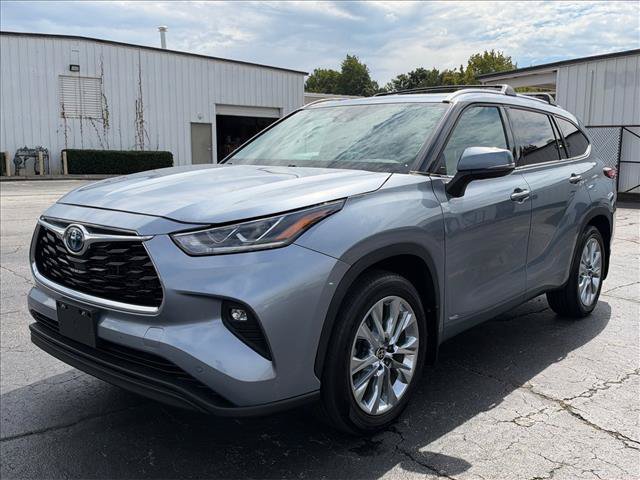 Used 2023  Toyota Limited image 5