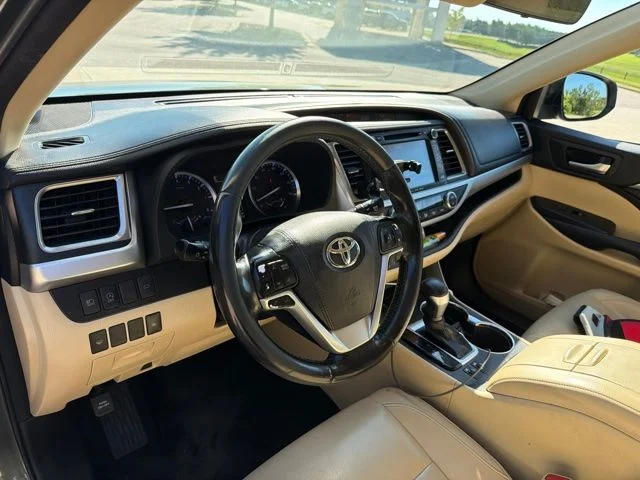 Used 2018 Jade Metallic Toyota XLE image 4