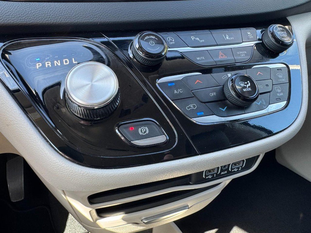 Used 2023 Black Chrysler Touring L image 19