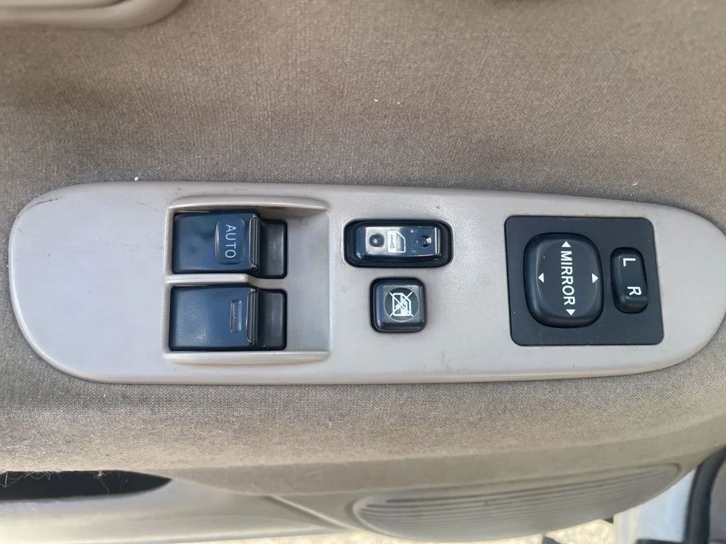 Used 2006 Natural White Toyota SR5 image 14
