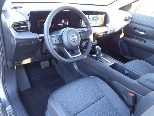 Used 2025 Gray Nissan SV image 11
