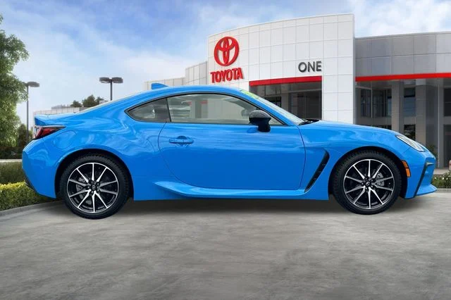 Used 2022  Toyota Base image 3