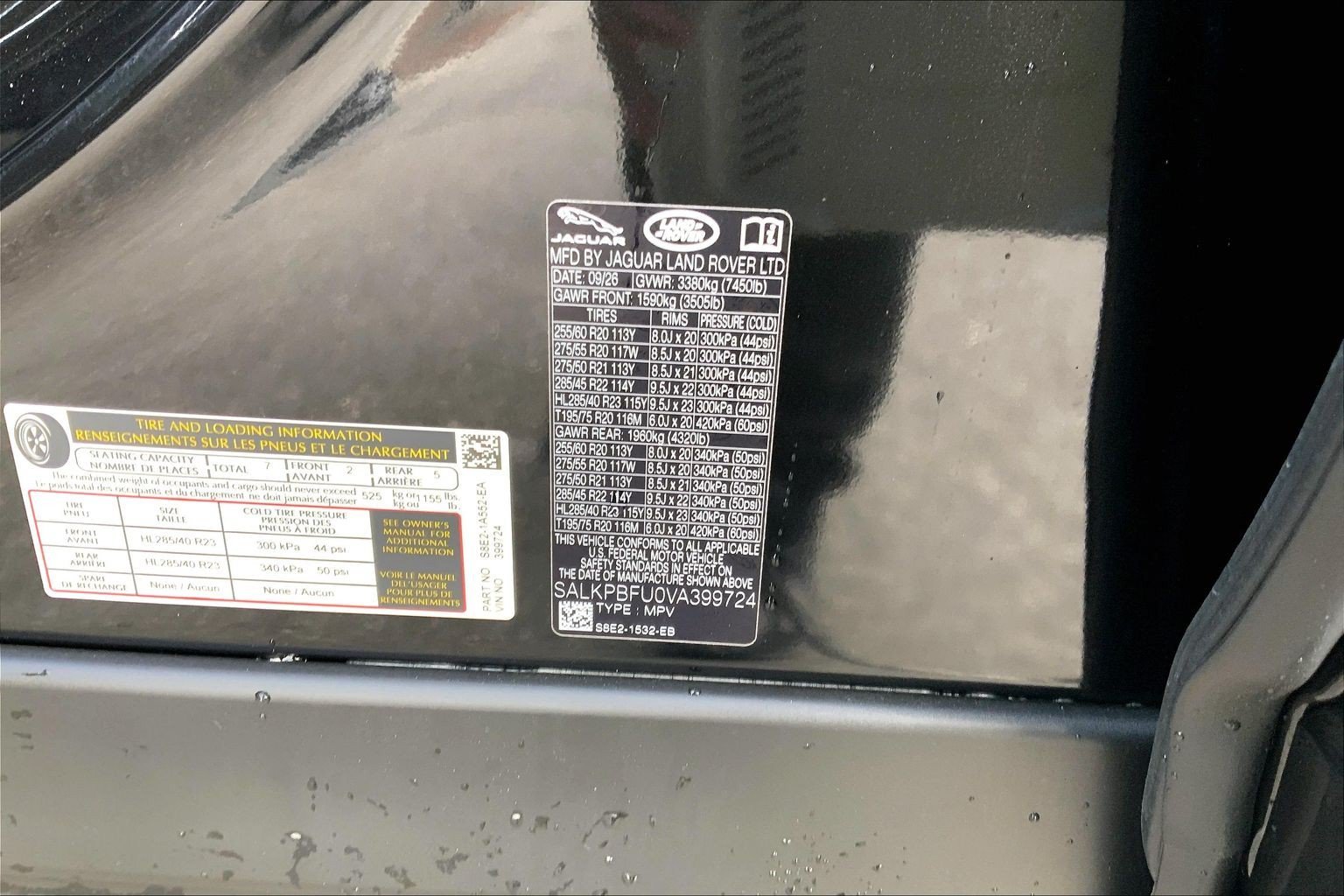 New 2027 Santorini Black Land Rover SE image 18