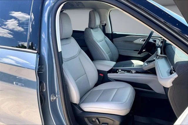 Used 2025 Vapor Blue Ford Active image 11