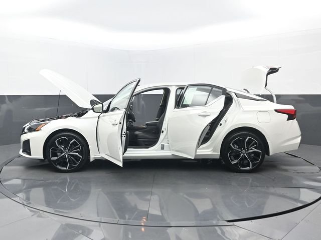 Used 2025 Pearl White Tricoat Nissan 2.5 SR image 32