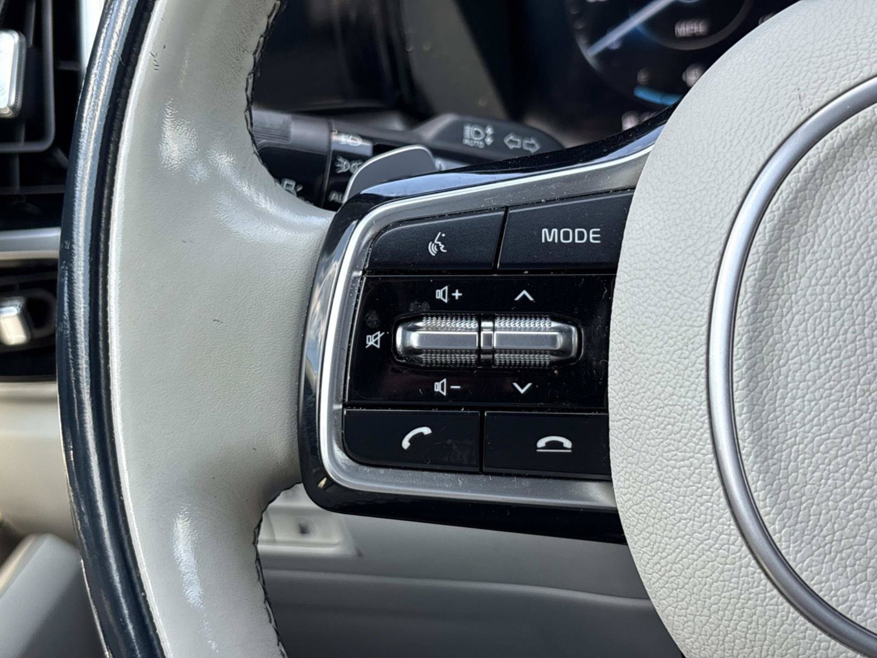 Used 2022 Silky Silver Kia SX Prestige image 26