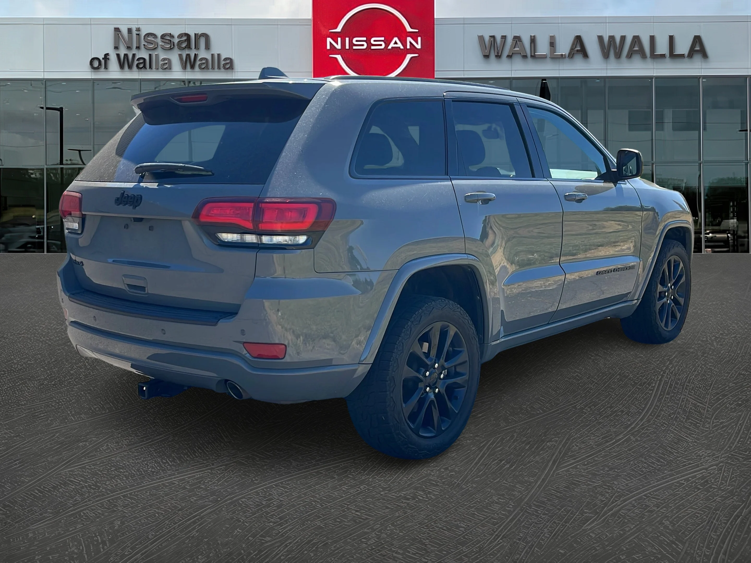 Used 2021 Gray Jeep Laredo X image 7