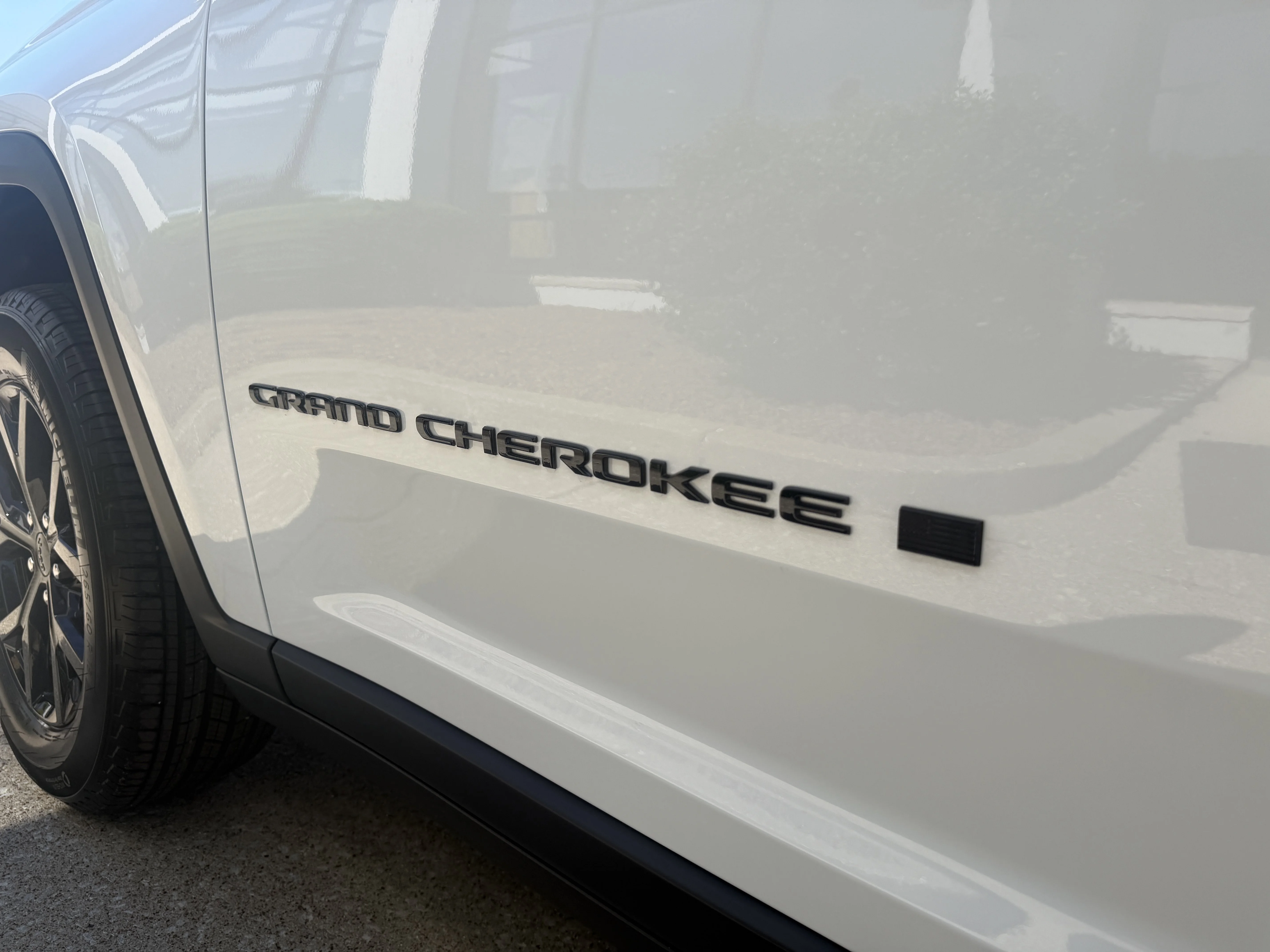New 2026 Bright White Clear-Coat Exterior Paint Jeep Altitude image 16