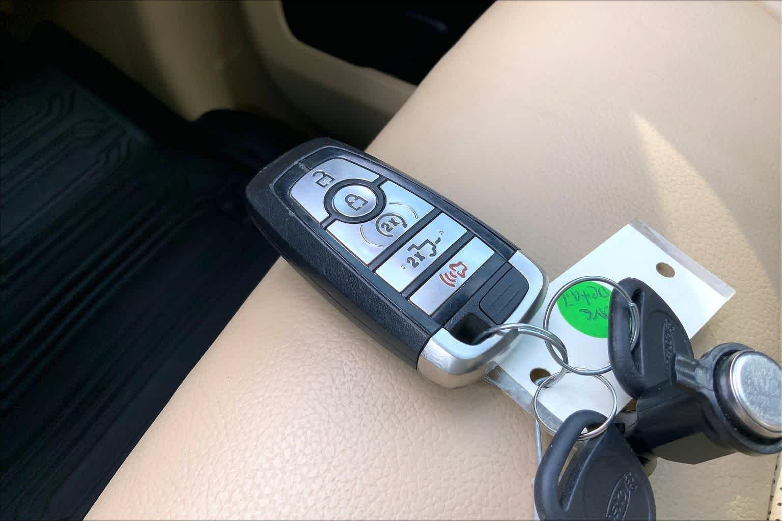 Used 2019 White Platinum Metallic Tri-Coat Ford LARIAT image 15