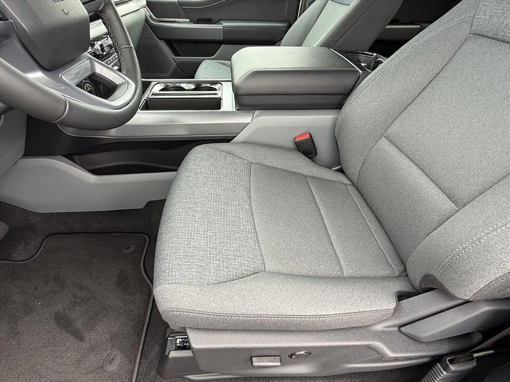 New 2026 Oxford White Ford XLT image 8