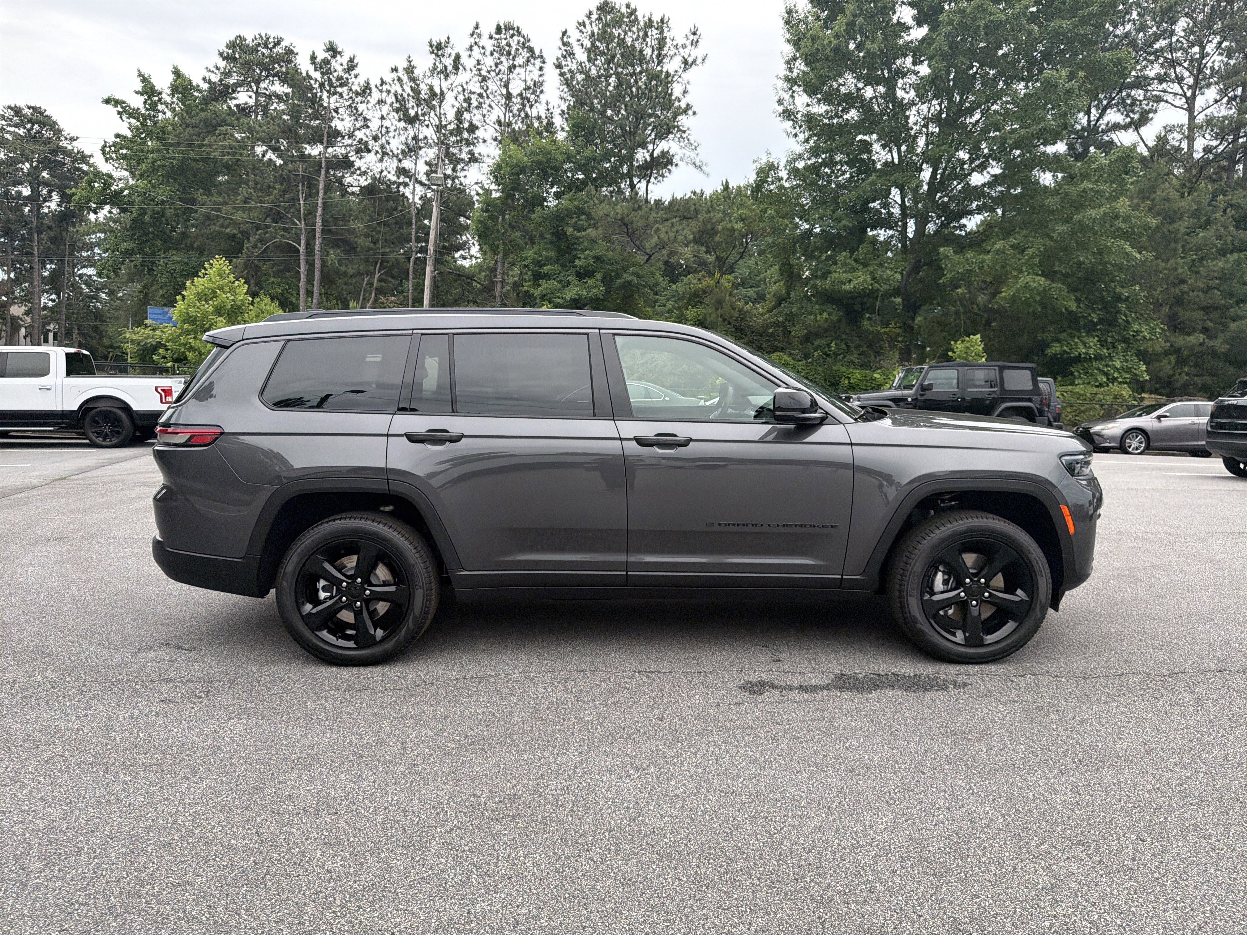 New 2026 Baltic Gray Metallic Clear-Coat Exterior Paint Jeep Limited image 9