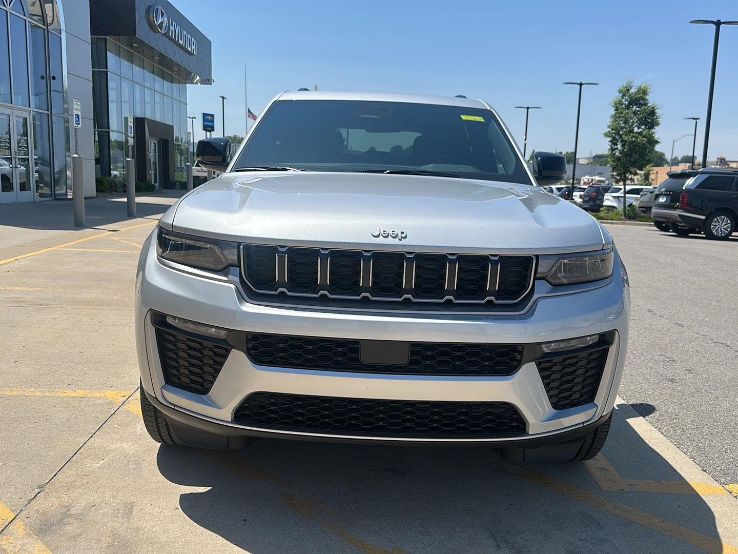 New 2026 Silver Zynith Exterior Paint Jeep Limited image 6
