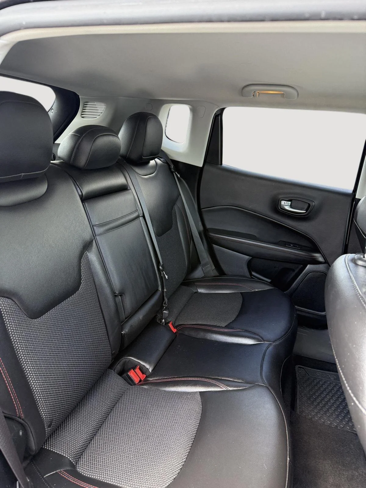 Used 2018 Billet Silver Metallic Clearcoat Jeep Trailhawk image 25