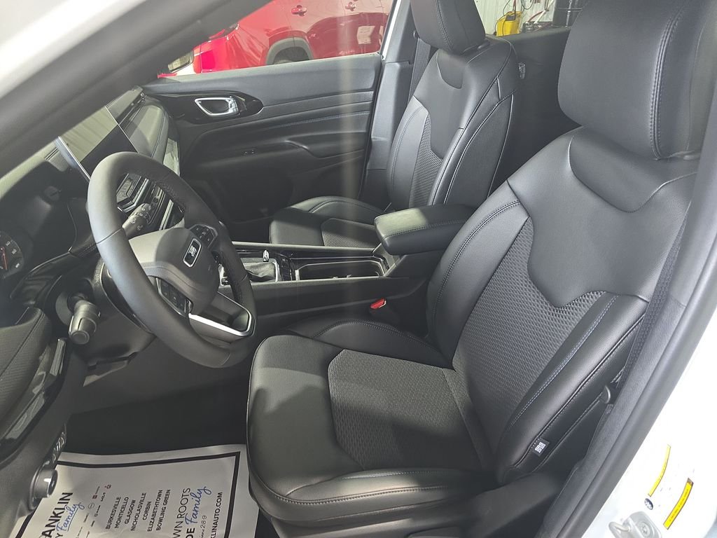 New 2026 Bright White Clearcoat Jeep Latitude image 11
