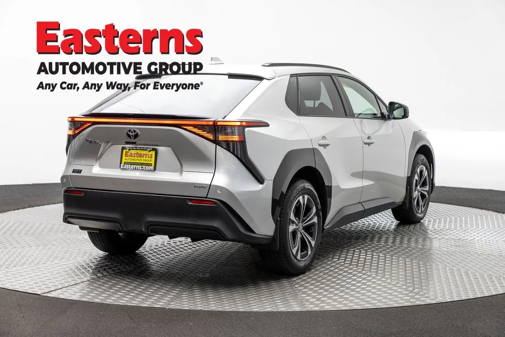 Used 2023 Silver Toyota XLE image 5