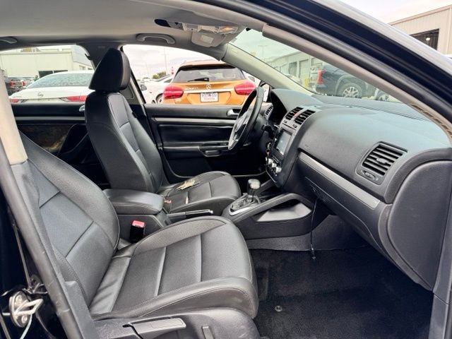Used 2010 Silver Volkswagen Limited image 13