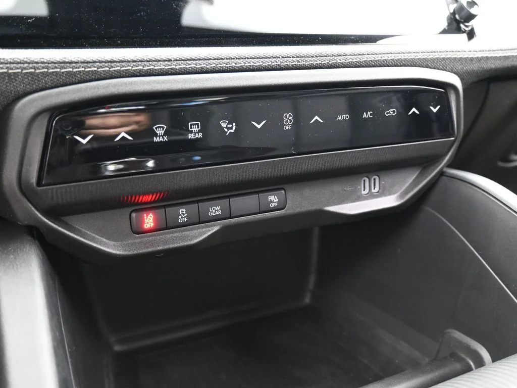 New 2026 Diamond Black Crystal Pearl-Coat Exterior Paint Jeep Laredo image 22