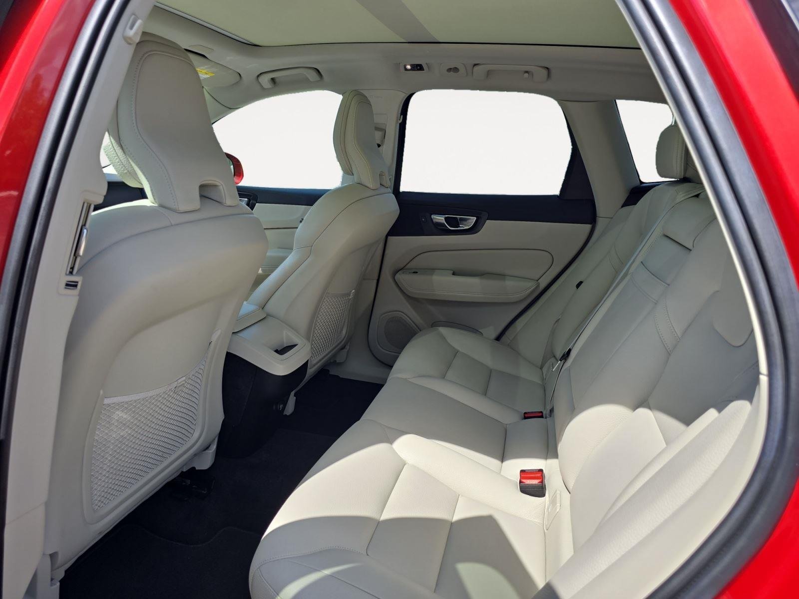 Used 2020 Fusion Red Metallic Volvo Momentum image 19
