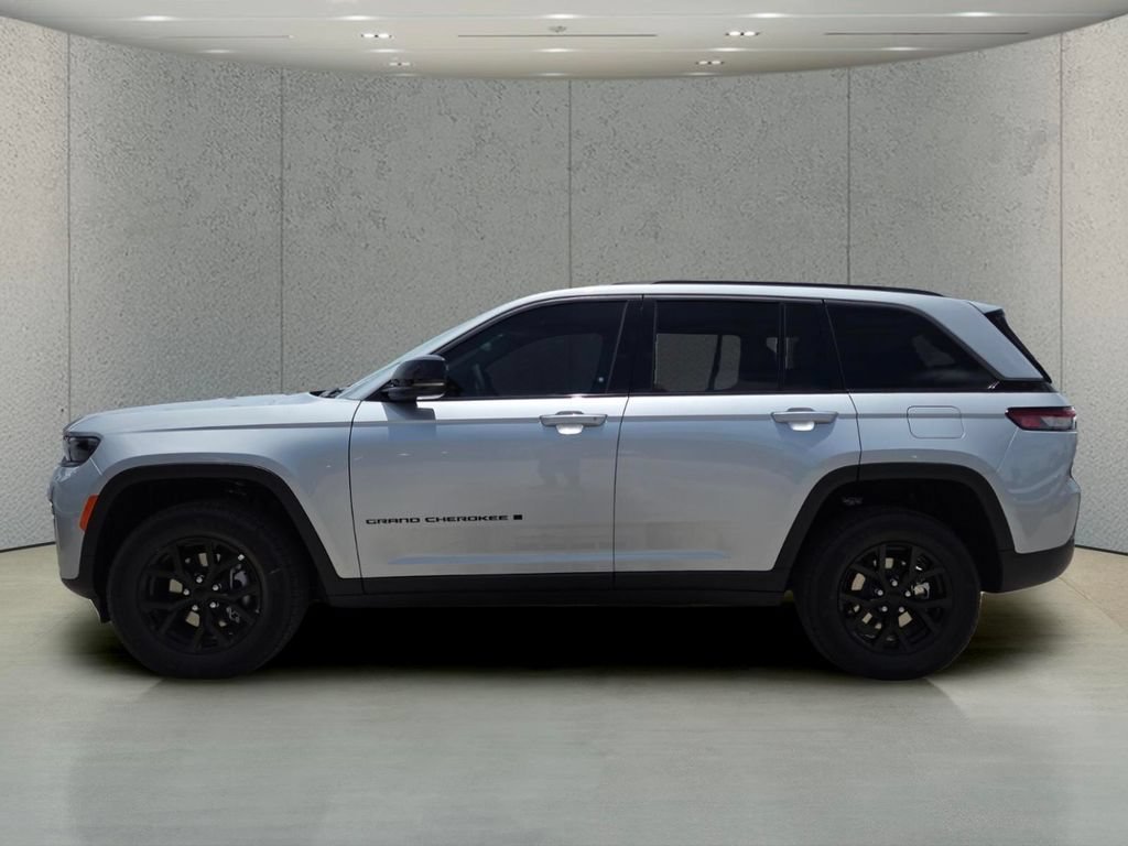New 2026 Silver Zynith Exterior Paint Jeep Laredo Altitude image 9