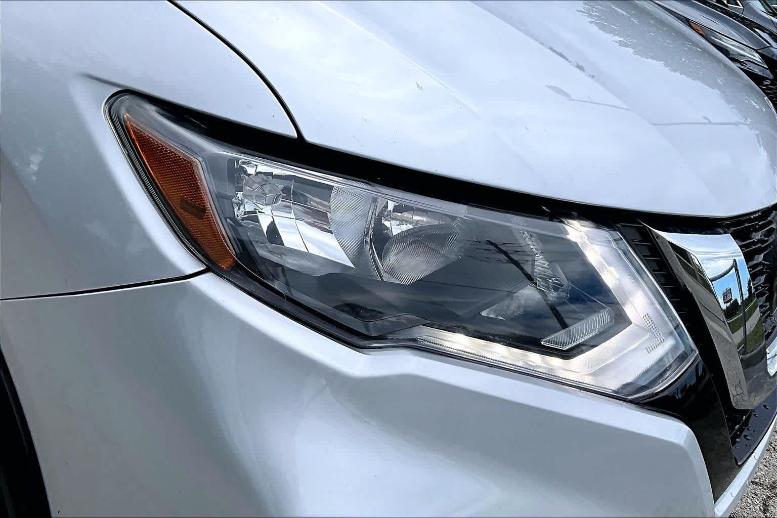 Used 2020 Brilliant Silver Metallic Nissan SV image 28