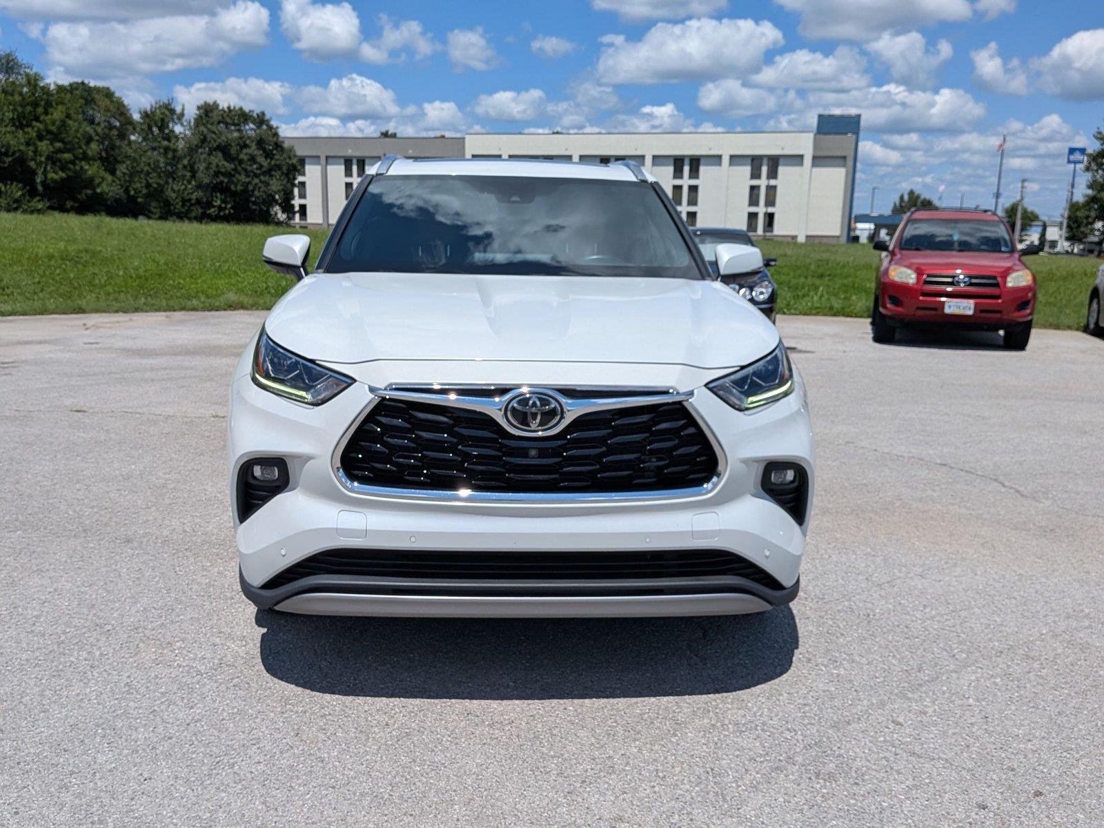 Used 2022 Wind Chill Pearl Toyota Platinum image 8