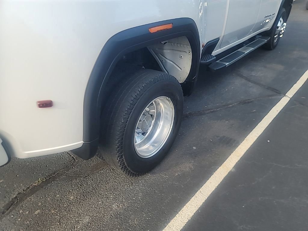 Used 2024 White GMC Denali image 9