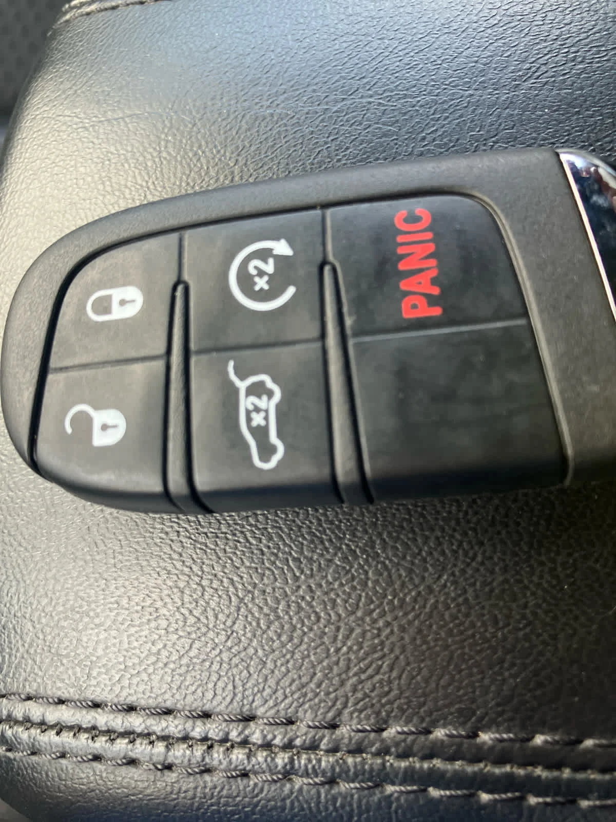 Used 2025 Diamond Black Crystal Pearlcoat Jeep Latitude image 32