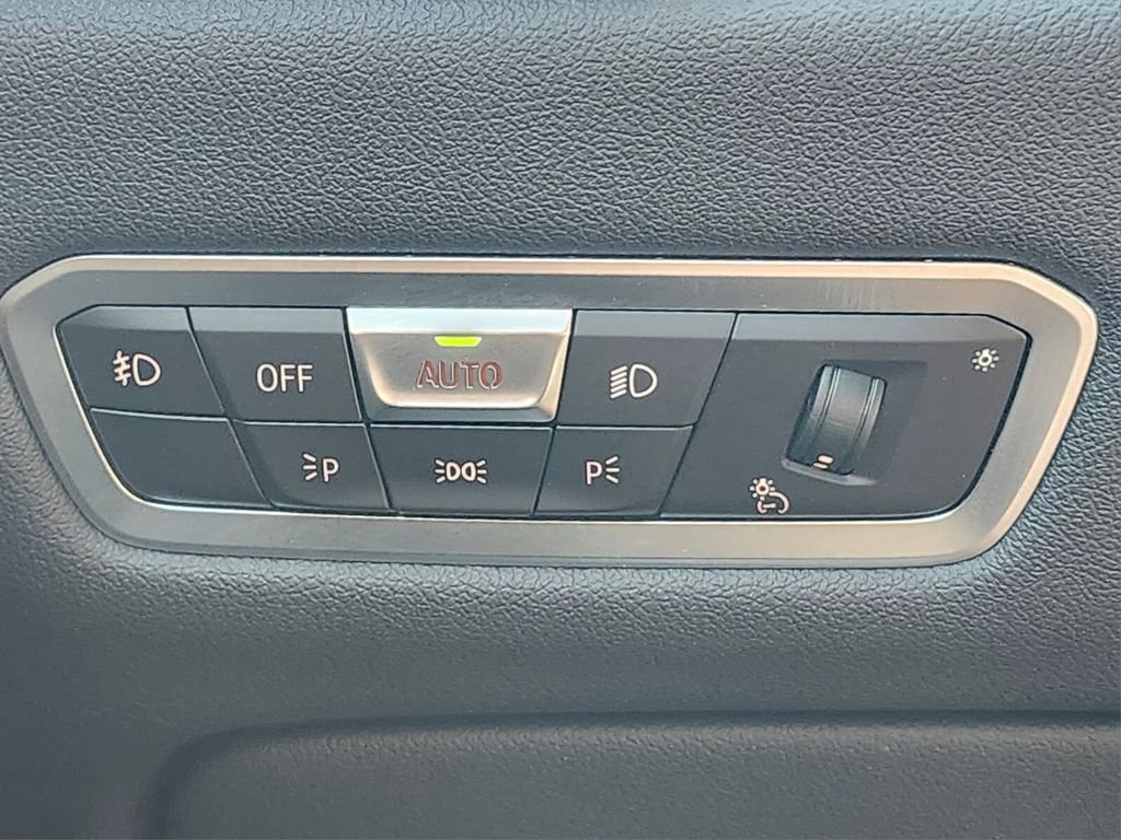 Used 2021 Gray BMW xDrive40i image 24