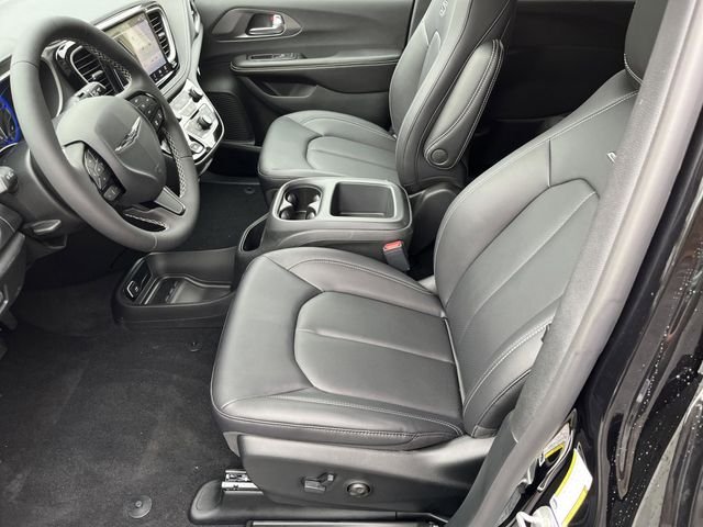 New 2026 Diamond Black Crystal Pearl-Coat Exterior Paint Chrysler Select image 12
