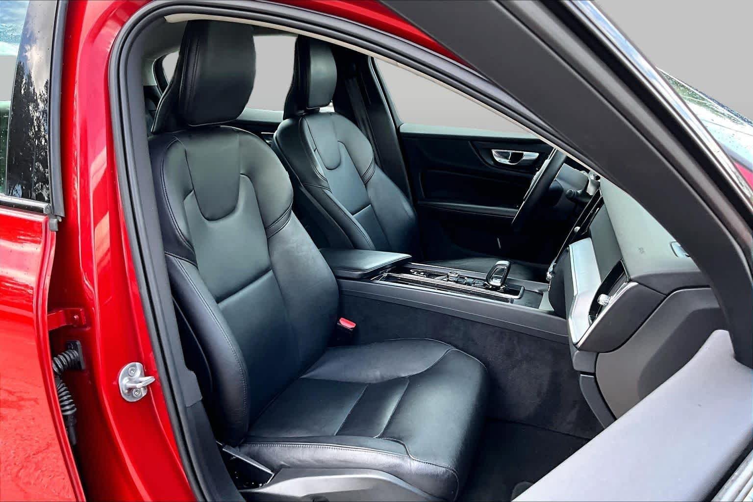 Used 2023  Volvo Core Dark Theme image 9