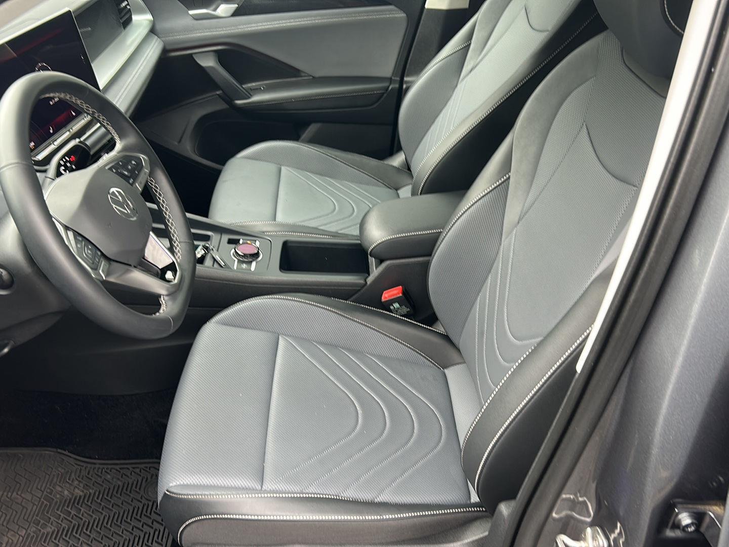 Certified Used 2025 Platinum Gray Metallic Volkswagen SE image 8