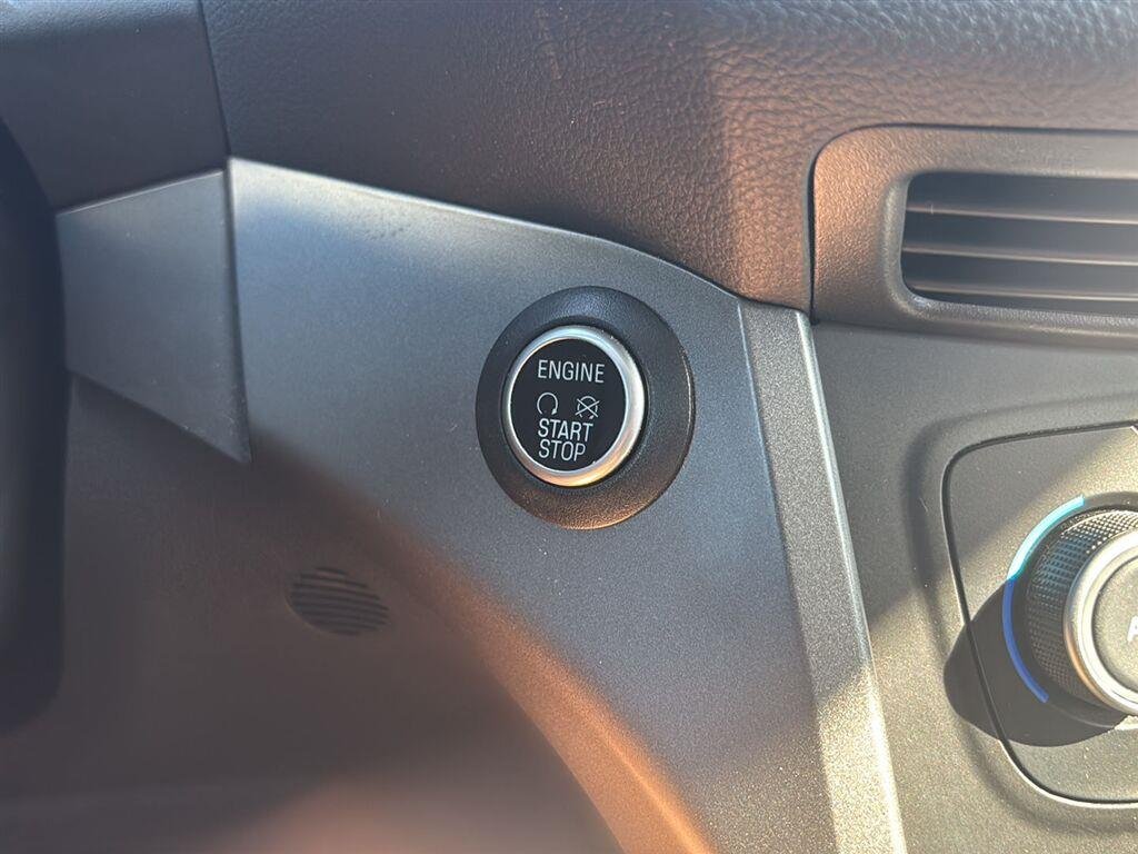 Used 2019 Oxford White Ford SE image 19