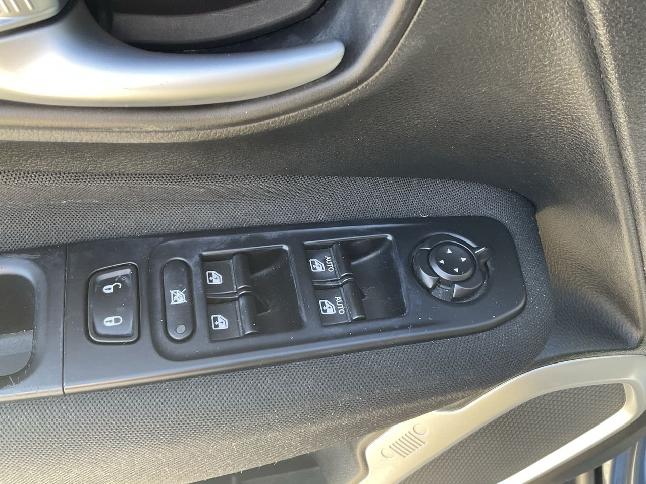 Used 2019 BLUE Jeep Latitude image 13