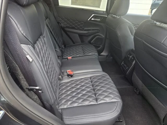2025 Mitsubishi Outlander Plug-in Hybrid SEL - Photo 8