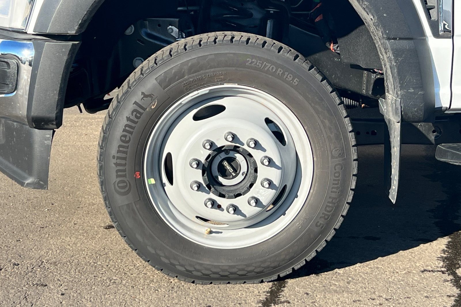 New 2026 Oxford White Ford F-550® XL image 22