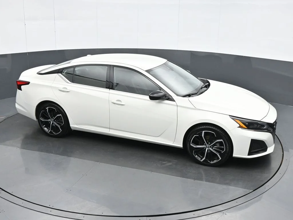 Used 2025 White Nissan 2.5 SR image 24